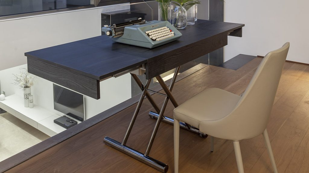 Boxy Small office table for everyday use.