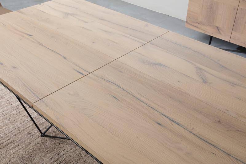 Fil 8, extendable dining table close up.